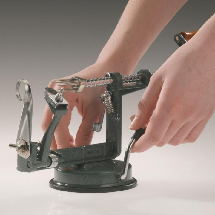 Mechanický loupač a kráječ jablek